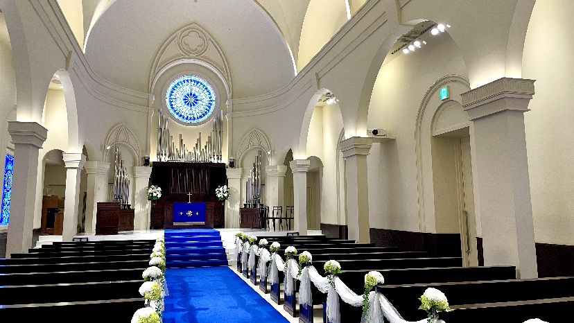 「アニヴェルセル 大阪」ロイヤルブルーのバージンロードが美しい大聖堂